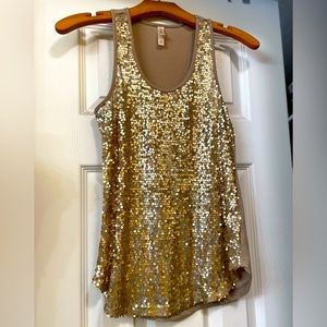 Gold sequenced top